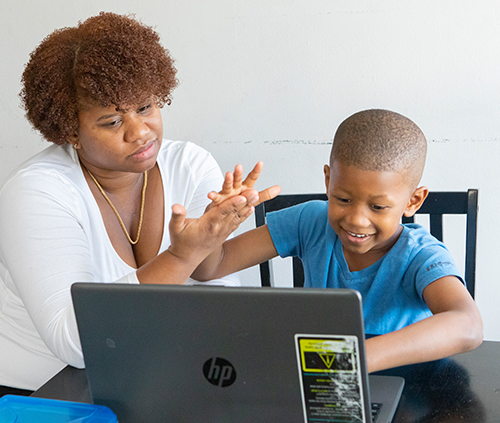 mamá e hijo estudiando y contando con las manos