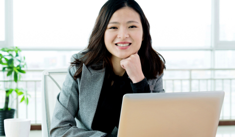 mujer de negocios que trabaja