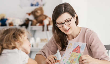 mamá enseñando un dibujo a una niña