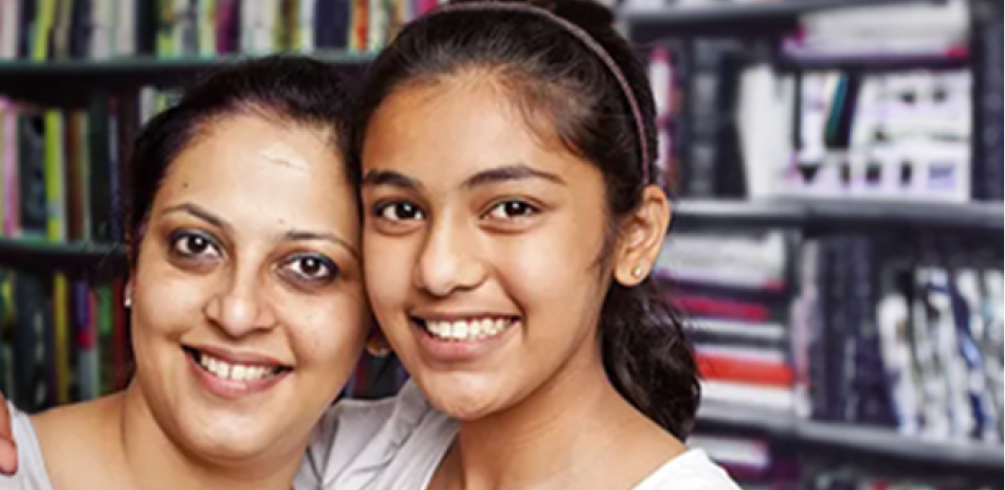 Madre e hija sonriendo a la cámara