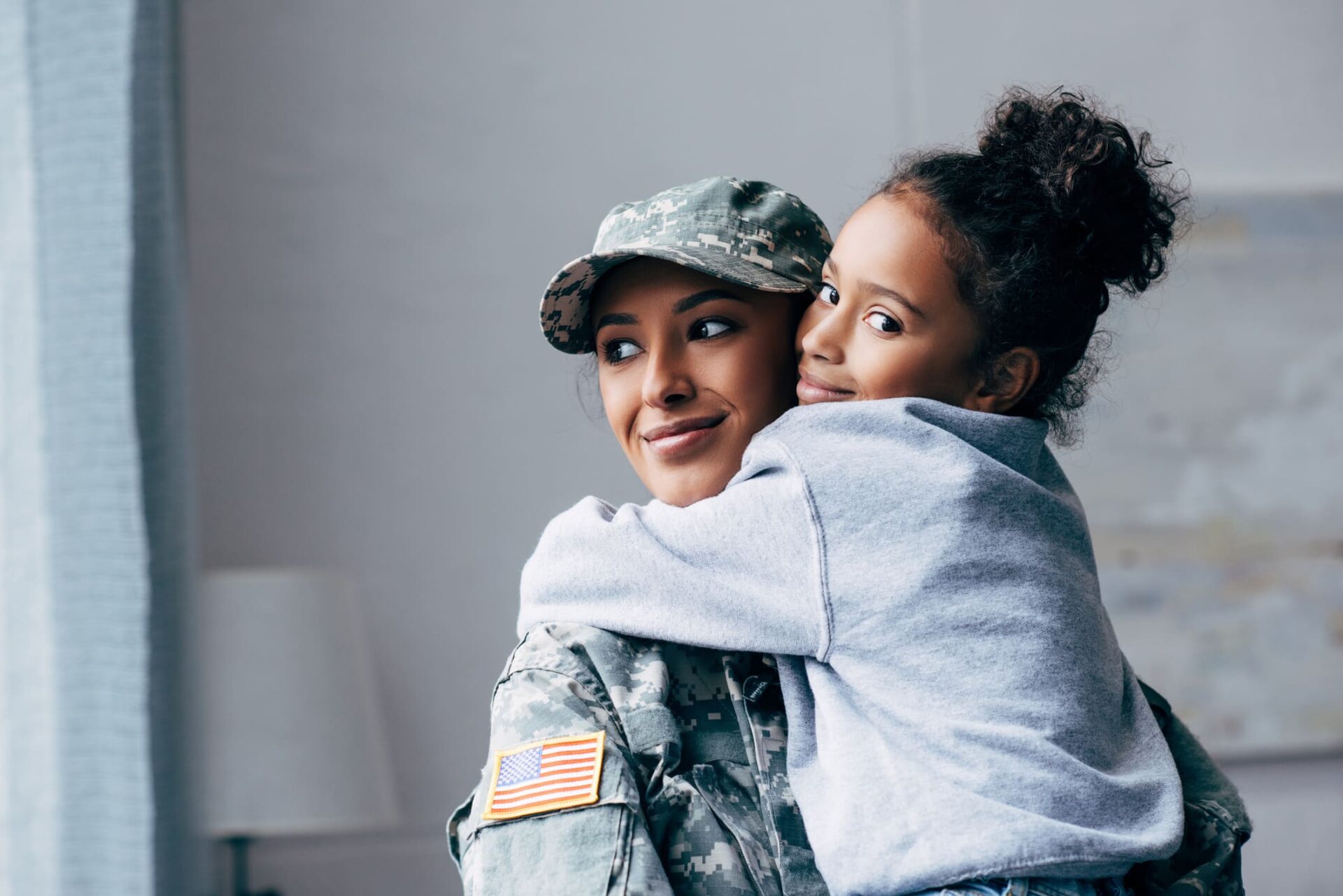 Madre con uniforme militar y su hija