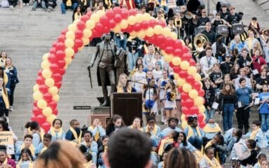 Ainsley, estudiante de la CASC, habla en la Celebración del Capitolio de Carolina del Sur 2025 con motivo de la Semana Nacional de la Elección Escolar.