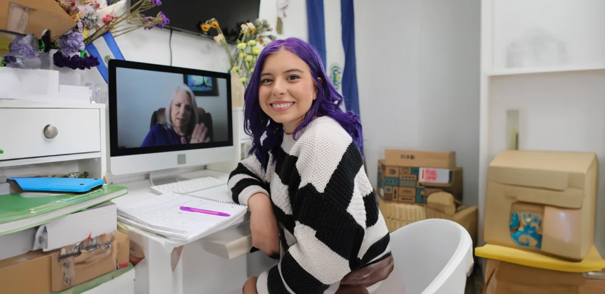 estudiante sonriendo en casa