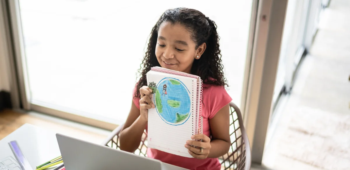 chica con cuaderno en las manos