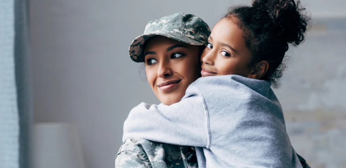 Militar con niña