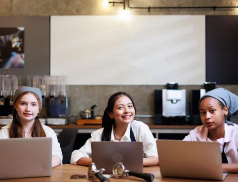 chicas trabajando y sonriendo en el café