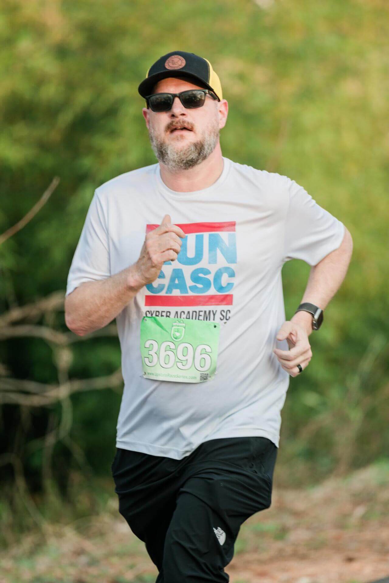 Hombre corriendo con una camiseta de la CASC
