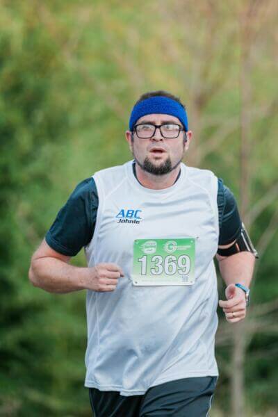 hombre corriendo con el número 1369 en el pecho