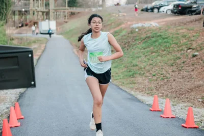 Chica corriendo con el número 370 en el pecho