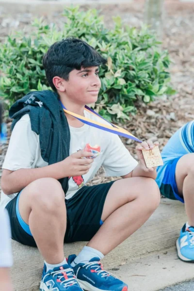 Niño con una medalla de oro en la mano