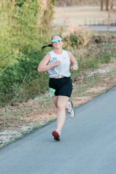 Chica divirtiéndose mientras corre