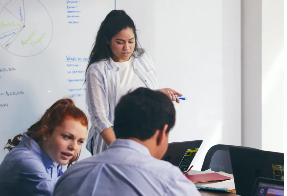 personas que trabajan en la oficina