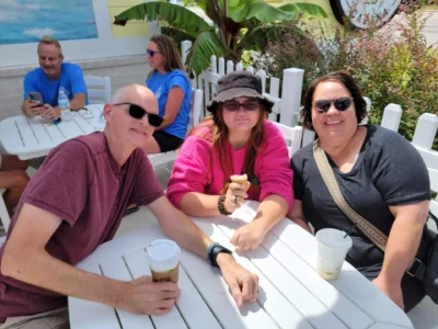 Tres personas tomando café al aire libre