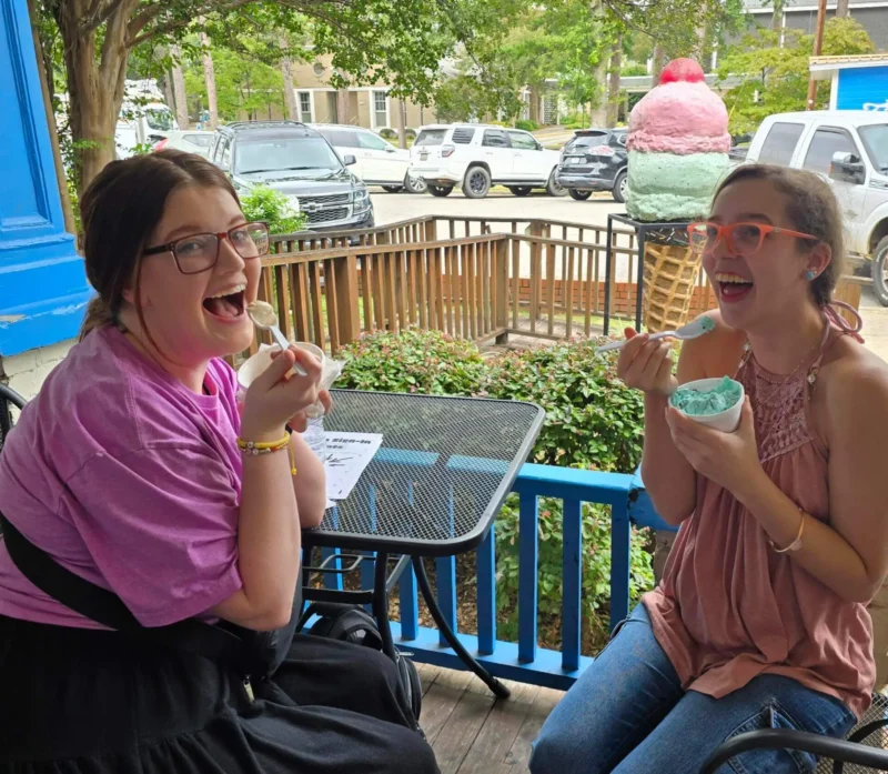 Dos chicas felices comiendo helado