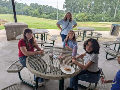 Niños comiendo pizza